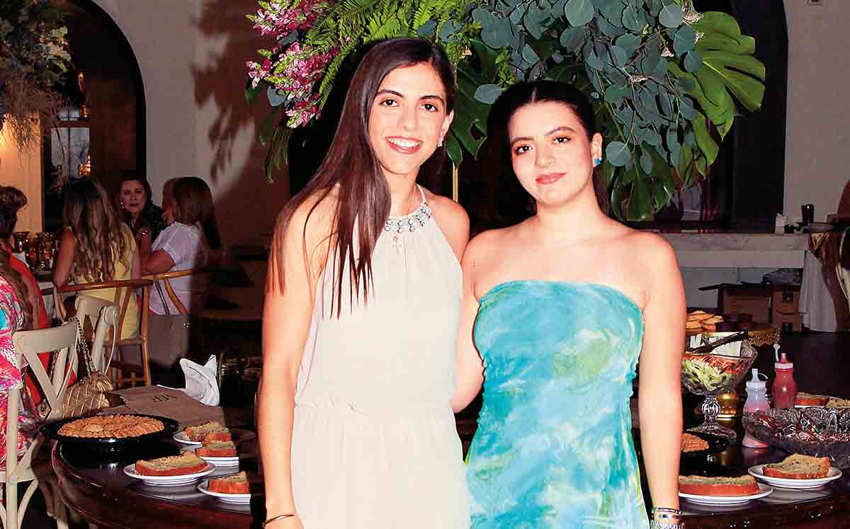 Paola Rodríguez y Tessy Manzur disfrutando de la despedida de soltera de Martha María