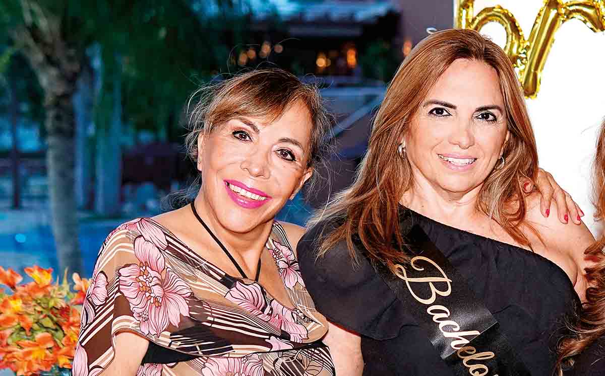 Sandra Tamez junto a Carmen Castro en su festejo