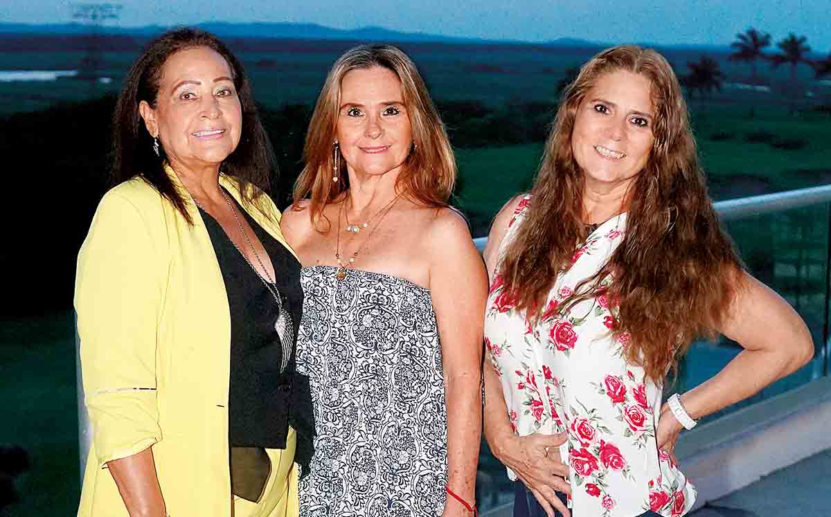 Yelly Araujo, Janet Smith y Cristina Castro disfrutando del festejo