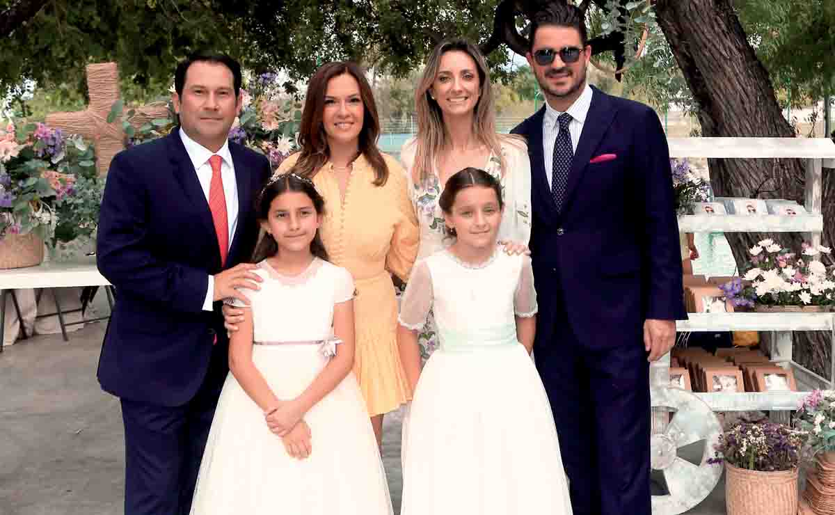 Carlota y Raquel , junto a sus papás, Gonzalo Tamez, PAPamela González, José Elizalde y Mariana Tamez / Fotos: Omar Valdez