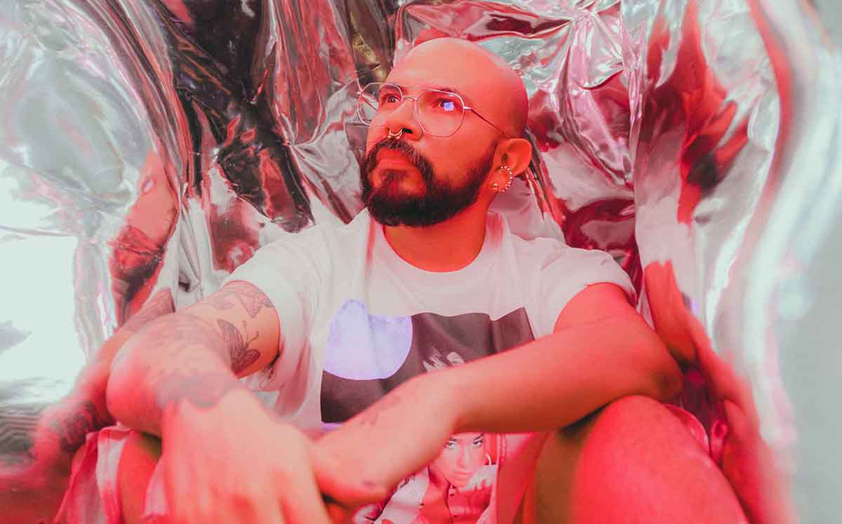 Héctor Serna alza su voz en el #PrideMonth