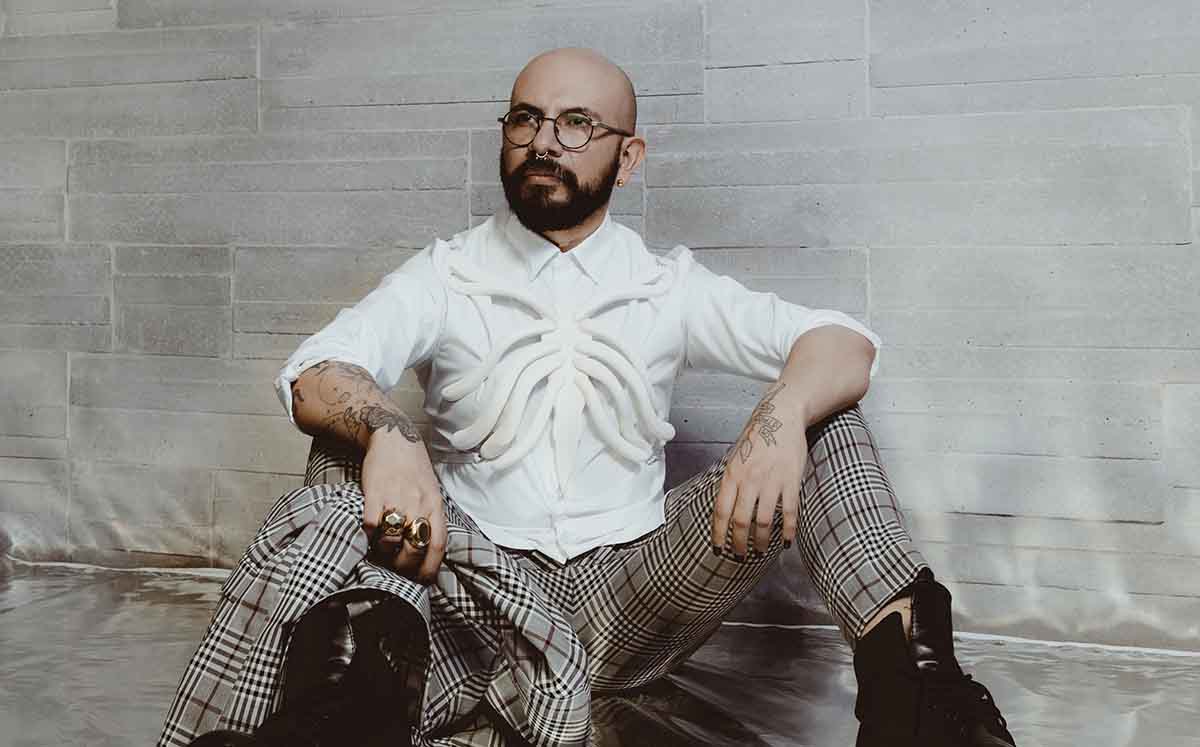 Héctor Serna alza su voz en el #PrideMonth