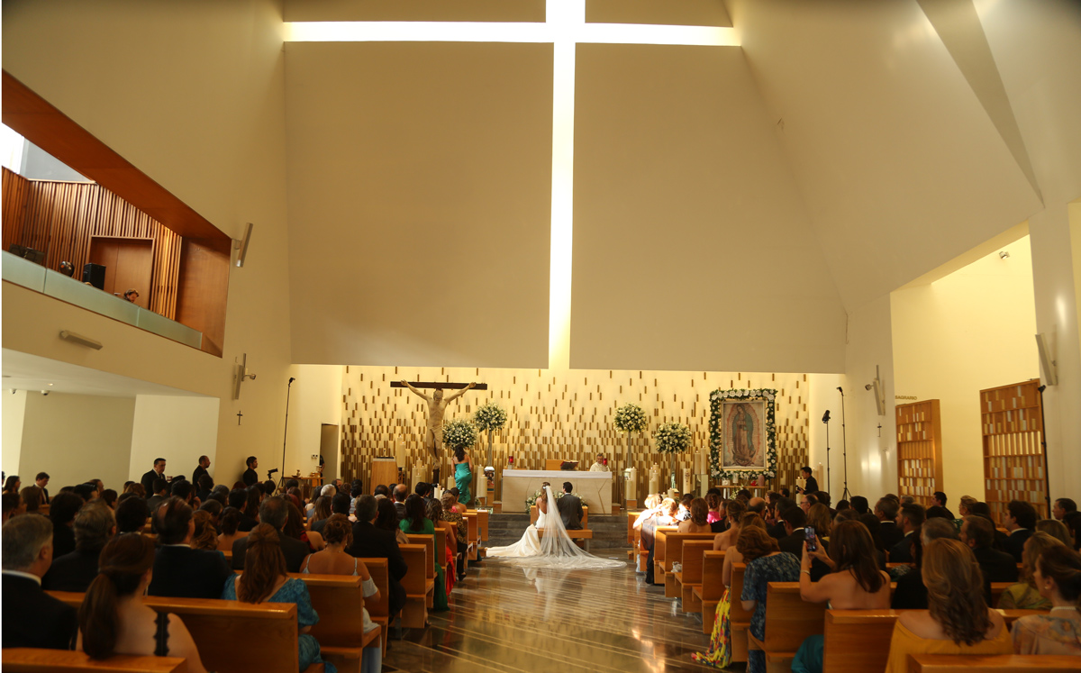 Los novios frente al altar de la Iglesia El Señor de la Misericordia / Foto: Roberto Alvarado