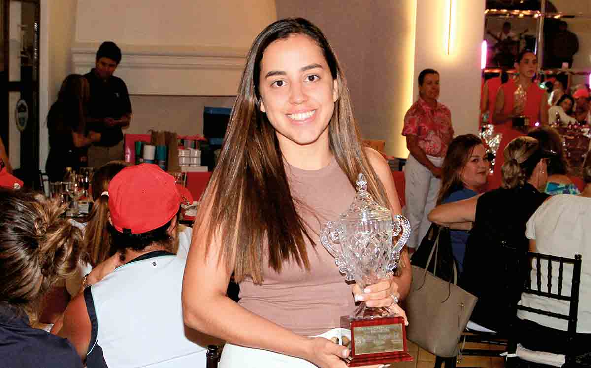 ARANTXA VALDEZ feliz con su galardón