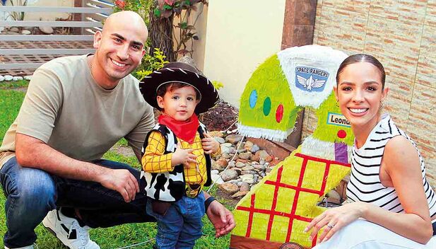 Orlando Jiménez y Lucia Rivera festejando los 2 años de su hijo Leonardo Jiménez