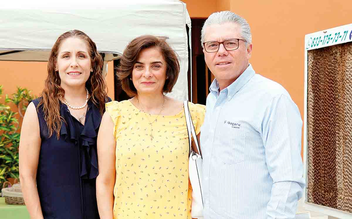 SARA GARZA, LUZ IRENE RUIZ Y RODRIGO GARZA presentes en el aniversario