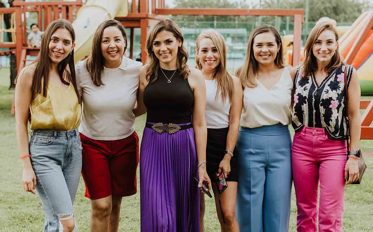 SUREY CHUMACERO JUNTO A SUS AMIGAS INVITADAS