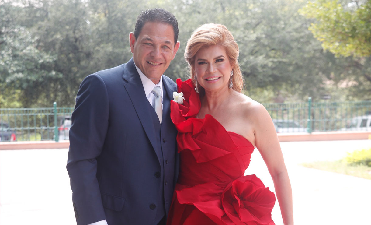 PAPÁS DEL NOVIO. Adolfo Cantu y Magda Chapa