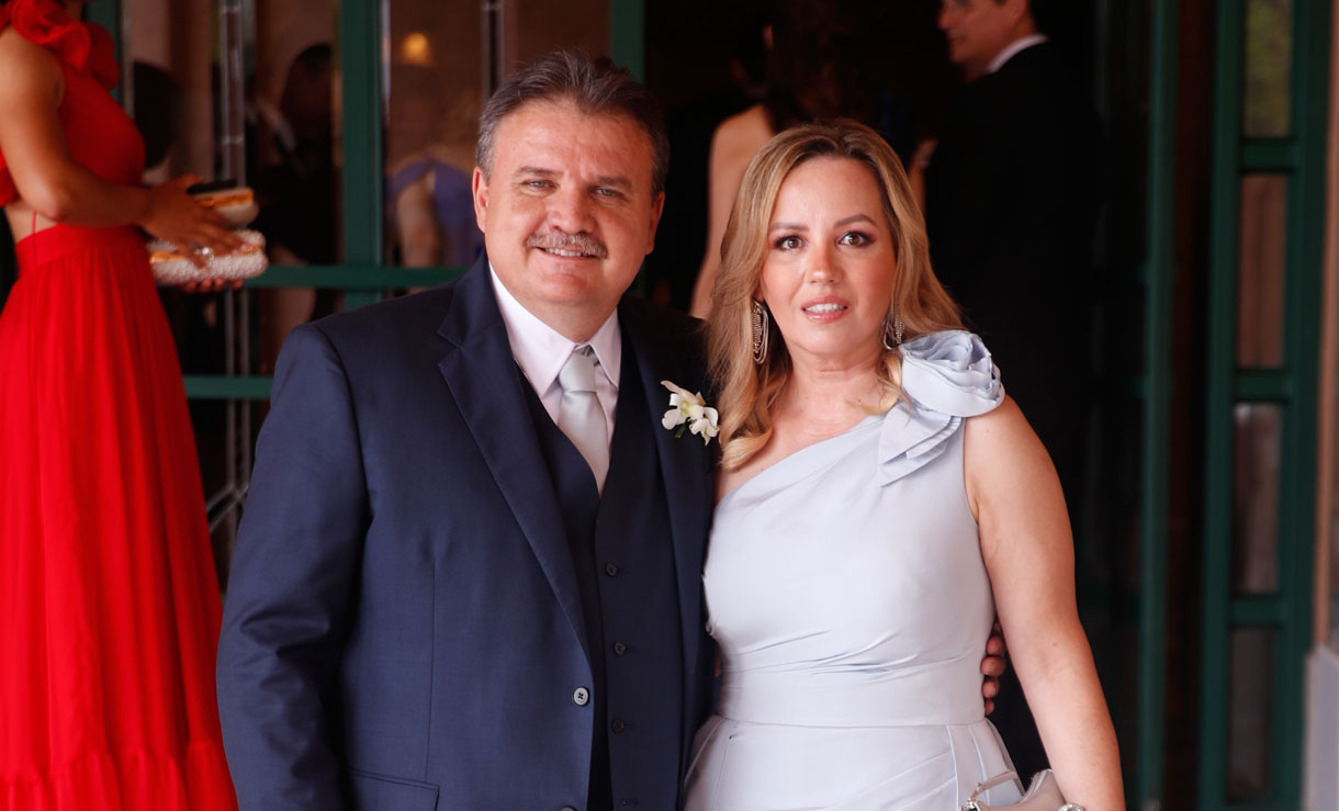 PAPÁS DE LA NOVIA. Jesús González y Marissa Almaguer de González