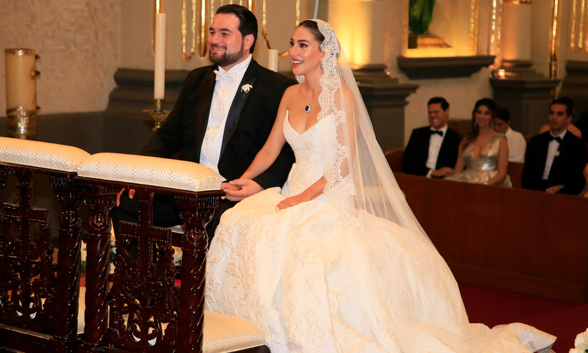 Alonso Villarreal y Paulina Milmo frente al altar de la parroquia / Foto: Roberto Alvarado