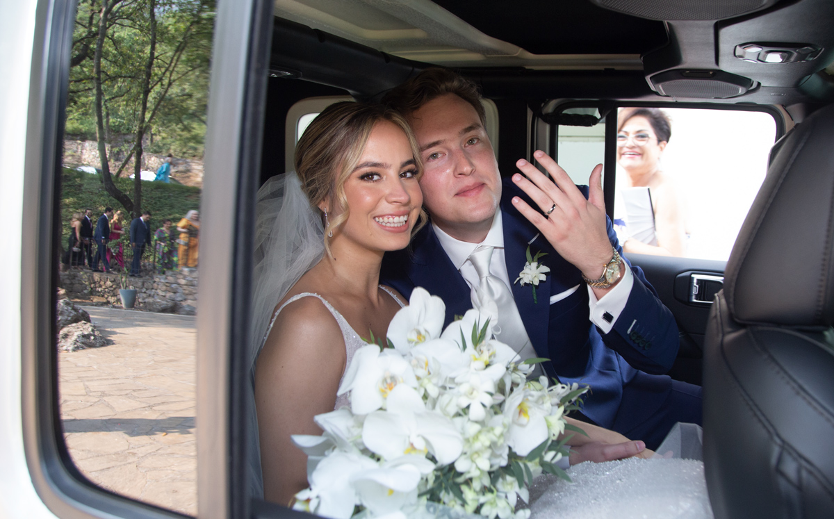 Mariale De Hoyos y Alejandro Elosúa rumbo a la recepción del Club Campestre / Foto: Omar Valdez