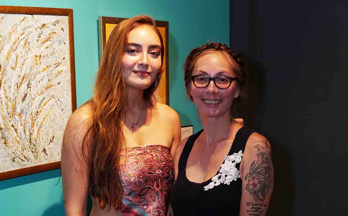 NICOLE HIDALGO Y ADRIANA HIDALGO presentes en la exposición persistir