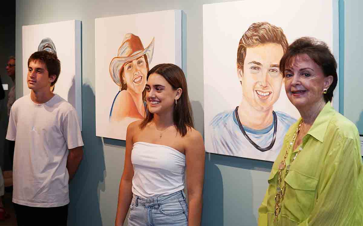 HILDA LOBATO JUNTO A ANA ELISA DELGADO Y ALBERTO DELGADO disfrutando de esta bella exposición