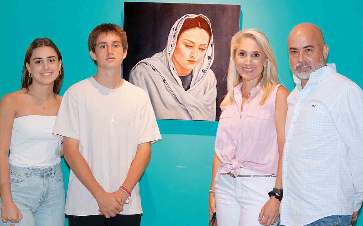 ANA ELISA DELGADO, ALBERTO DELGADO, GABY QUIROGA Y SALVADOR DELGADO presentes en la galería de arte
