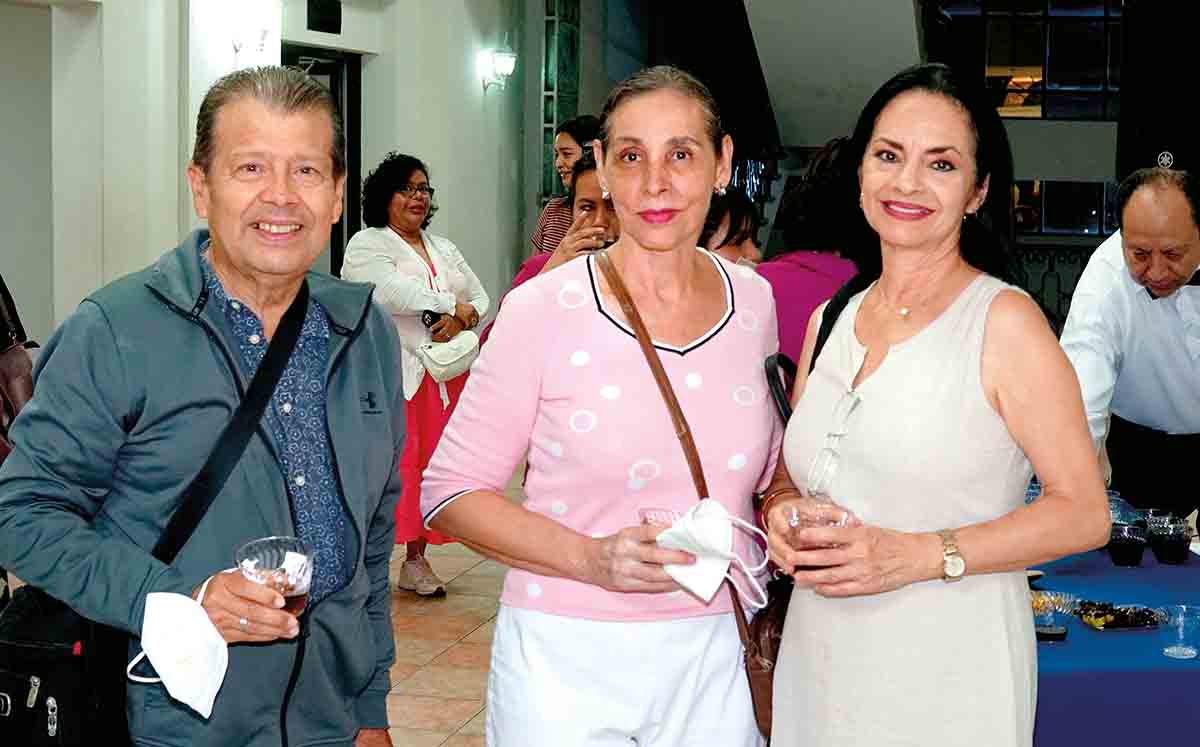 ERNESTO ALARCÓ, PILAR MELO Y MARITZA LATTUADA presentes en la exposición