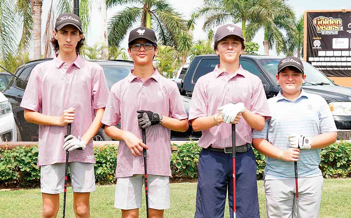 CARLOS HINOJOSA, CARLOS JUAREZ, LEANDRO ELIZONDO Y DIEGO LACAVEX en el green del Club Campestre Tampico