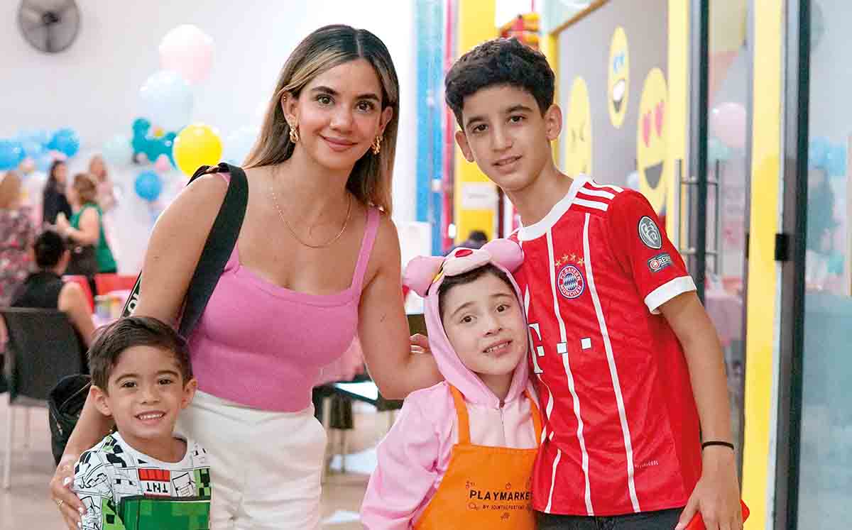 VICTORIA IZAGUIRRE, MIKEL Y ADRIÁN, PONCHITO MORENO disfrutando de la celebración en Increibowl