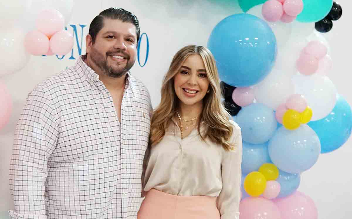 XAVIER CASAS Y NORITA IZAGUIRRE felices de celebrar a su hijo Ponchito