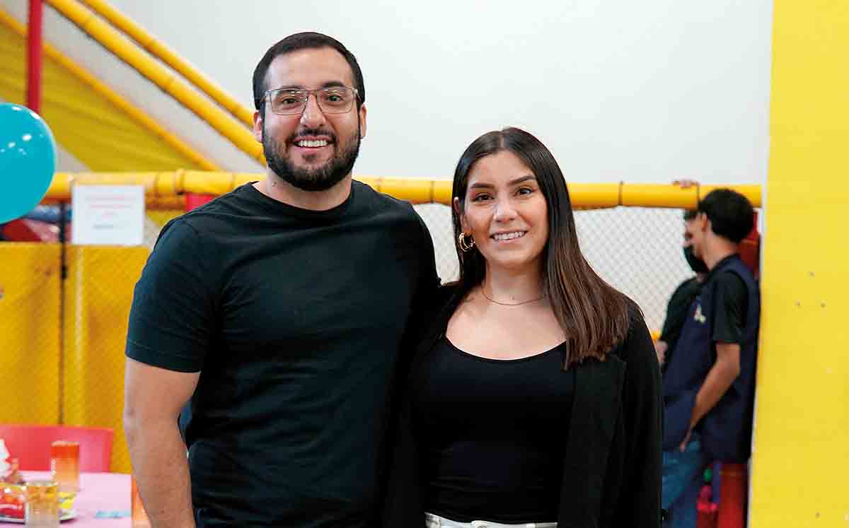 HUGO GONZÁLEZ Y ANA PAU IZAGUIRRE presentes en Increibowl para celebrar a Ponchito
