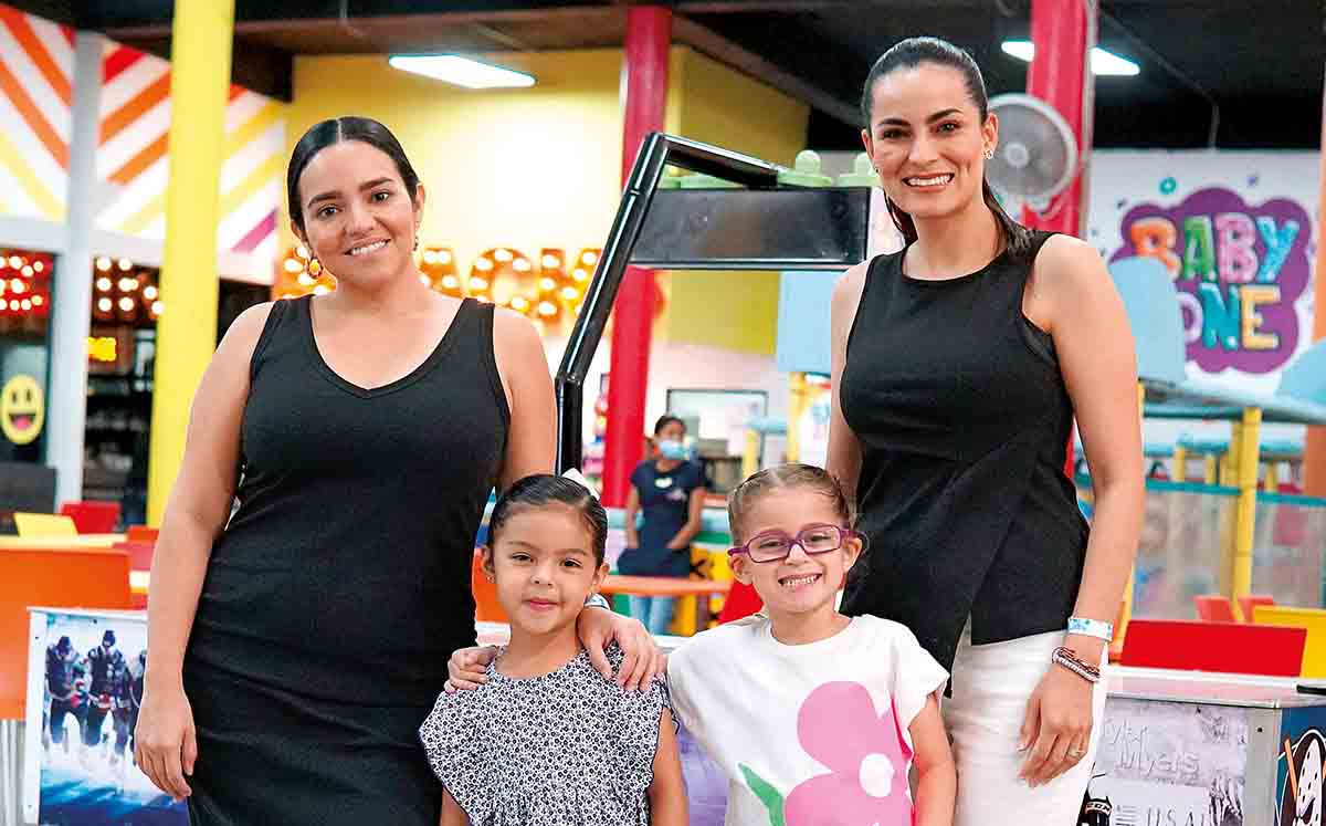 TANHIA MEDINA, REGINA VENEGAS, MARÍA LATOFSKY Y ANA GRECIA DE LATOFSKY, presentes en el cumpleaños de Ponchito