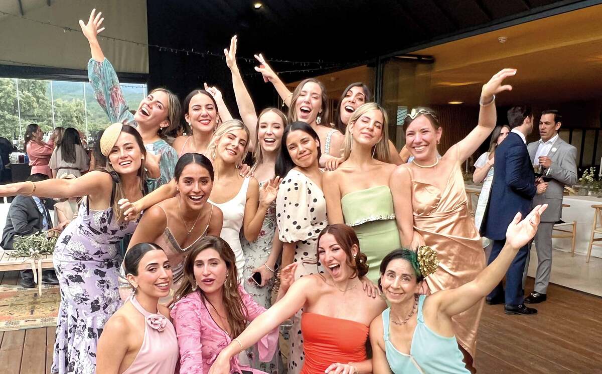 La novia junto a sus mejores amigas
