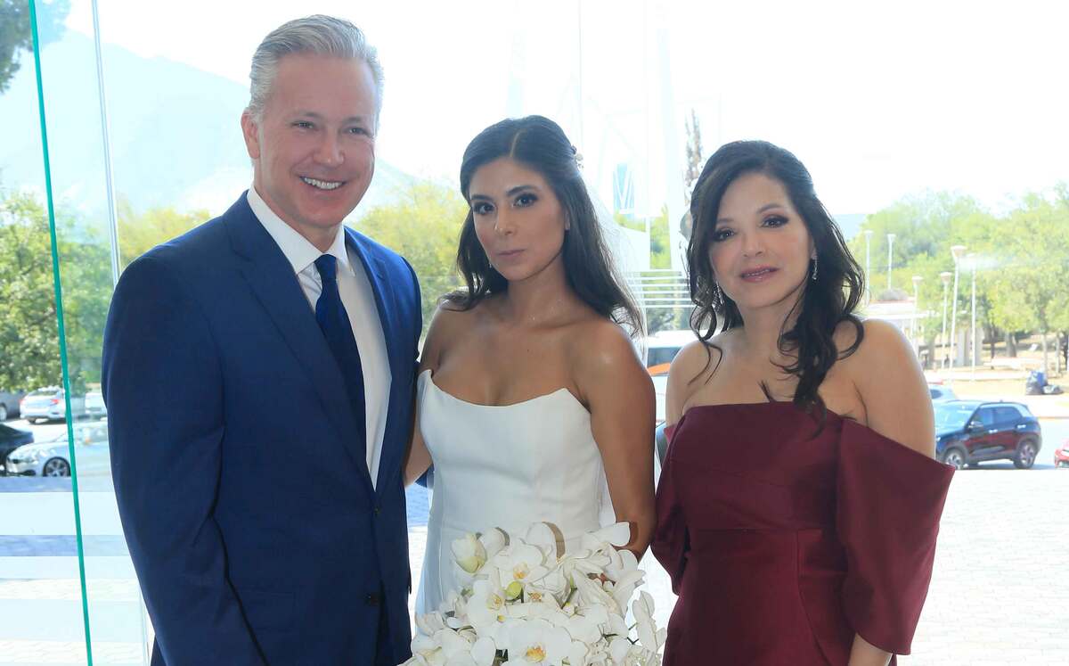 Raquel De la Garza junto a su mamá Raquel Ramos y Manuel Sanmiguel