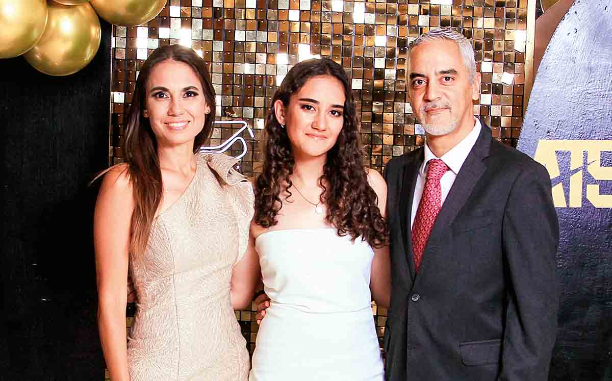 GABRIELA GONZÁLEZ, CAMILA GONZÁLEZ Y ARMANDO HIDALGO