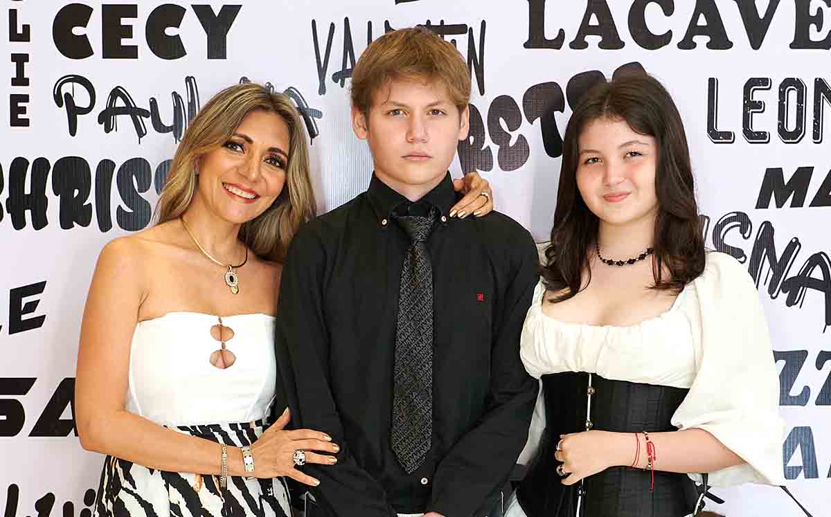 GRADUADOS JUNTO A SU FAMILIA