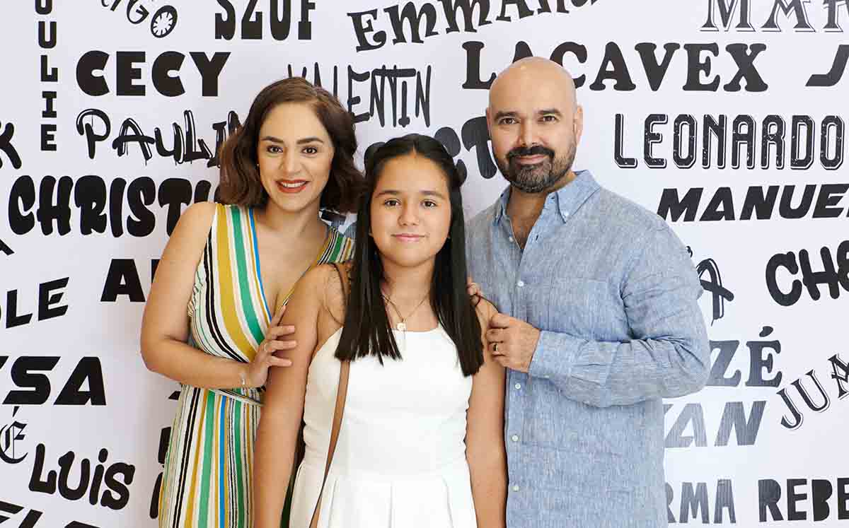 GRADUADOS JUNTO A SU FAMILIA