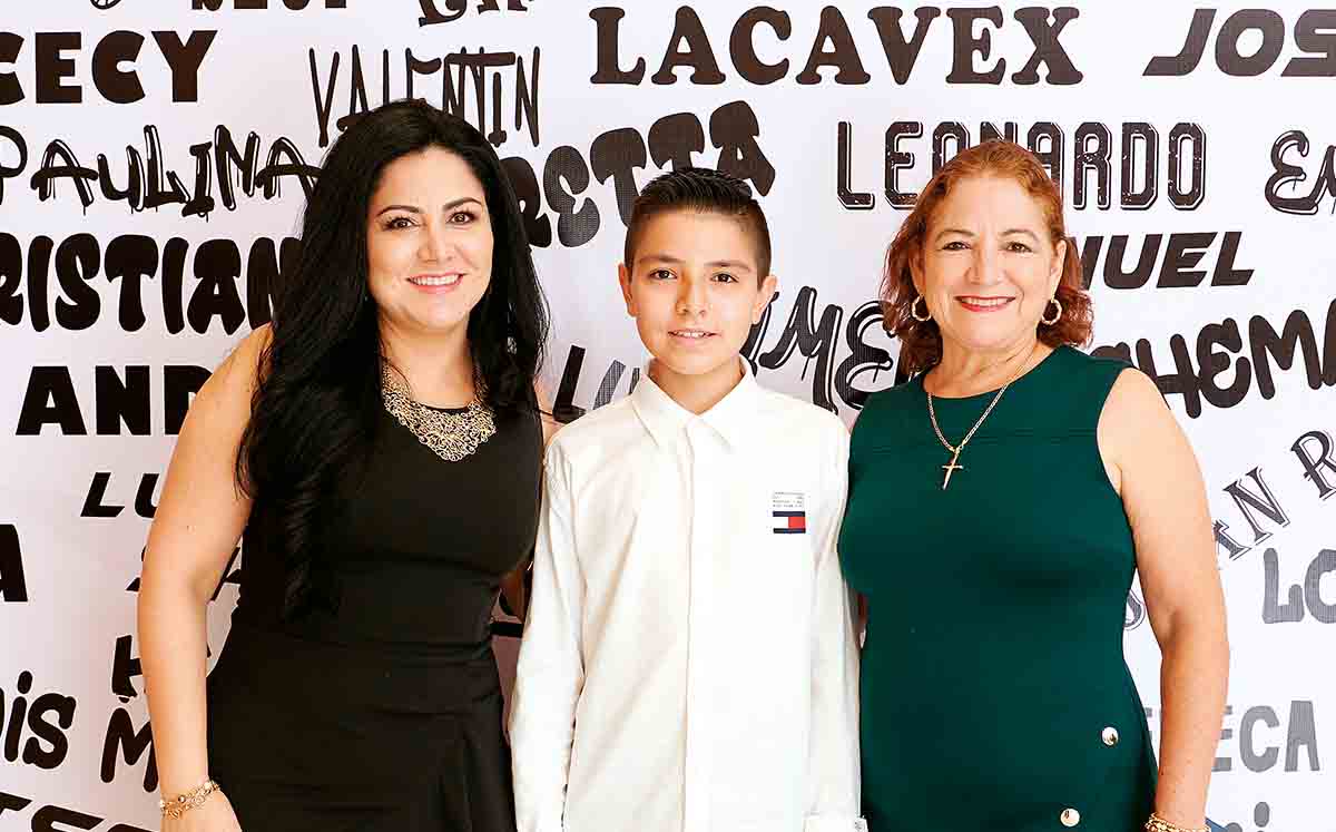 GRADUADOS JUNTO A SU FAMILIA