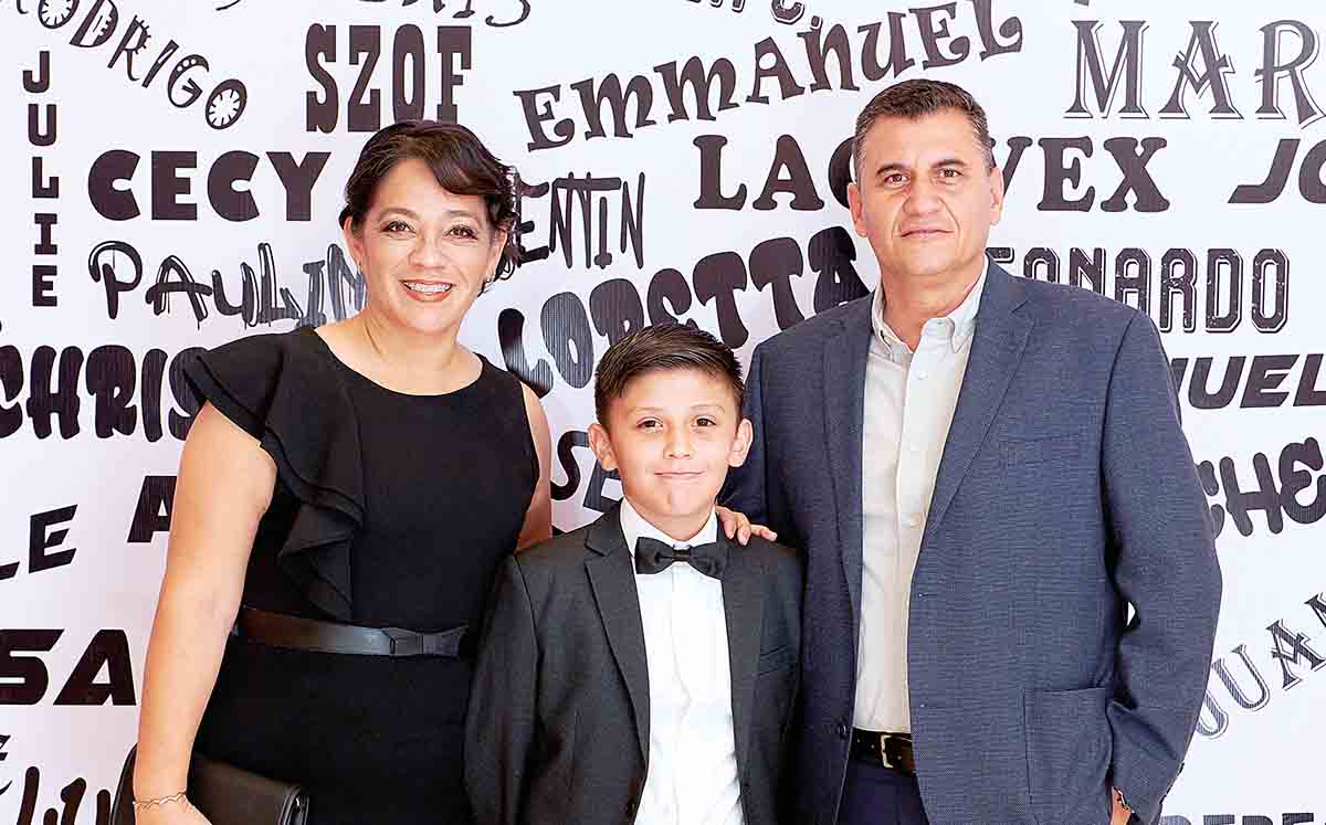 GRADUADOS JUNTO A SU FAMILIA