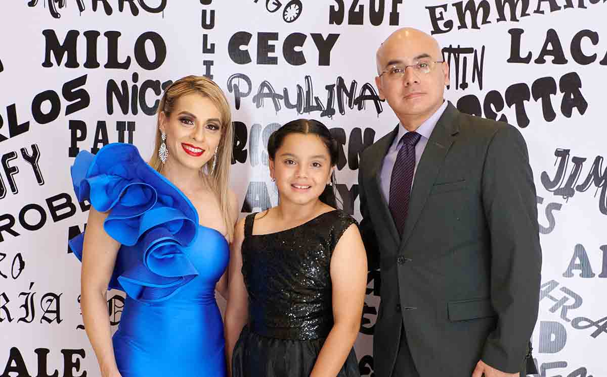 GRADUADOS JUNTO A SU FAMILIA