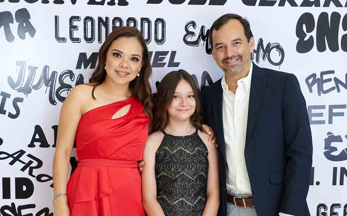 GRADUADOS JUNTO A SU FAMILIA