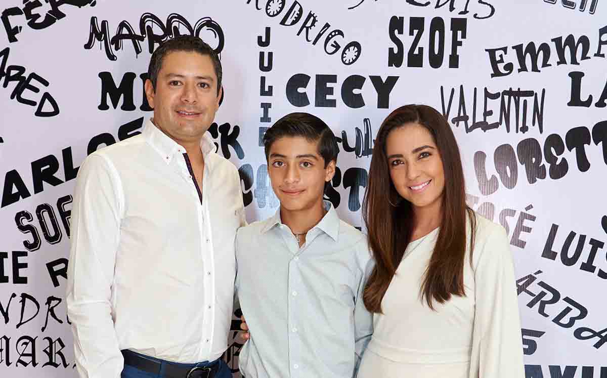 GRADUADOS JUNTO A SU FAMILIA
