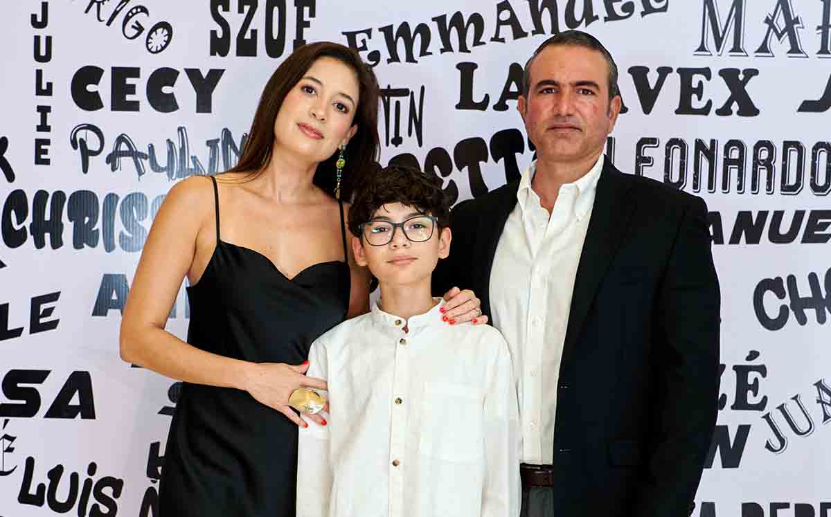 GRADUADOS JUNTO A SU FAMILIA