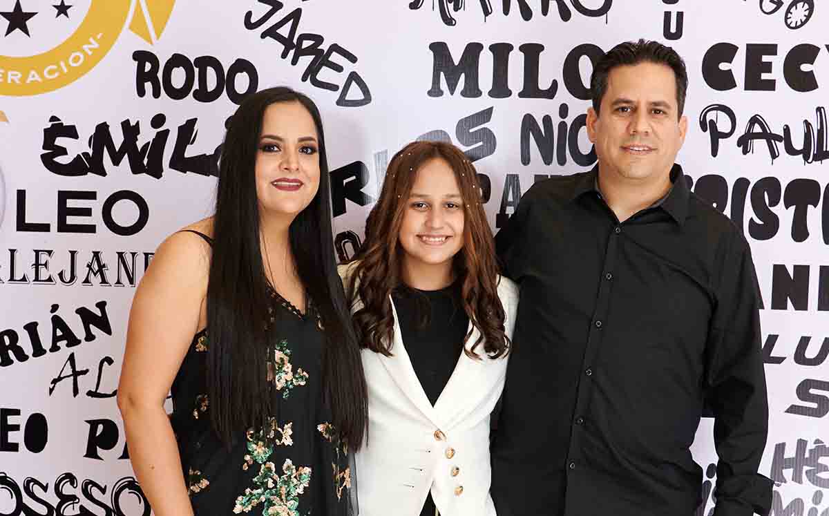 GRADUADOS JUNTO A SU FAMILIA