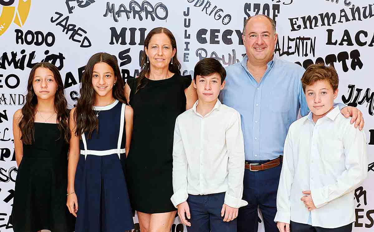 ROBERTA HOLGUERA, FERNANDA HOLGUERA, MÓNICA DÍAZ, DANIEL HOLGUERA, ADRIÁN HOLGUERA Y MAURICIO HOLGUERA