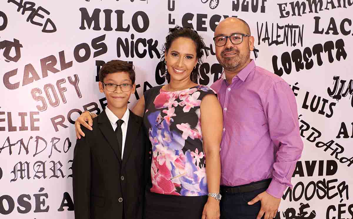 GRADUADOS JUNTO A SU FAMILIA