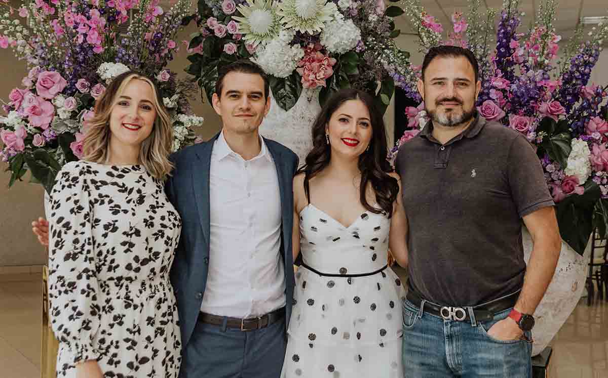 LUCÍA SALAZAR JUNTO A SUS INVITADOS