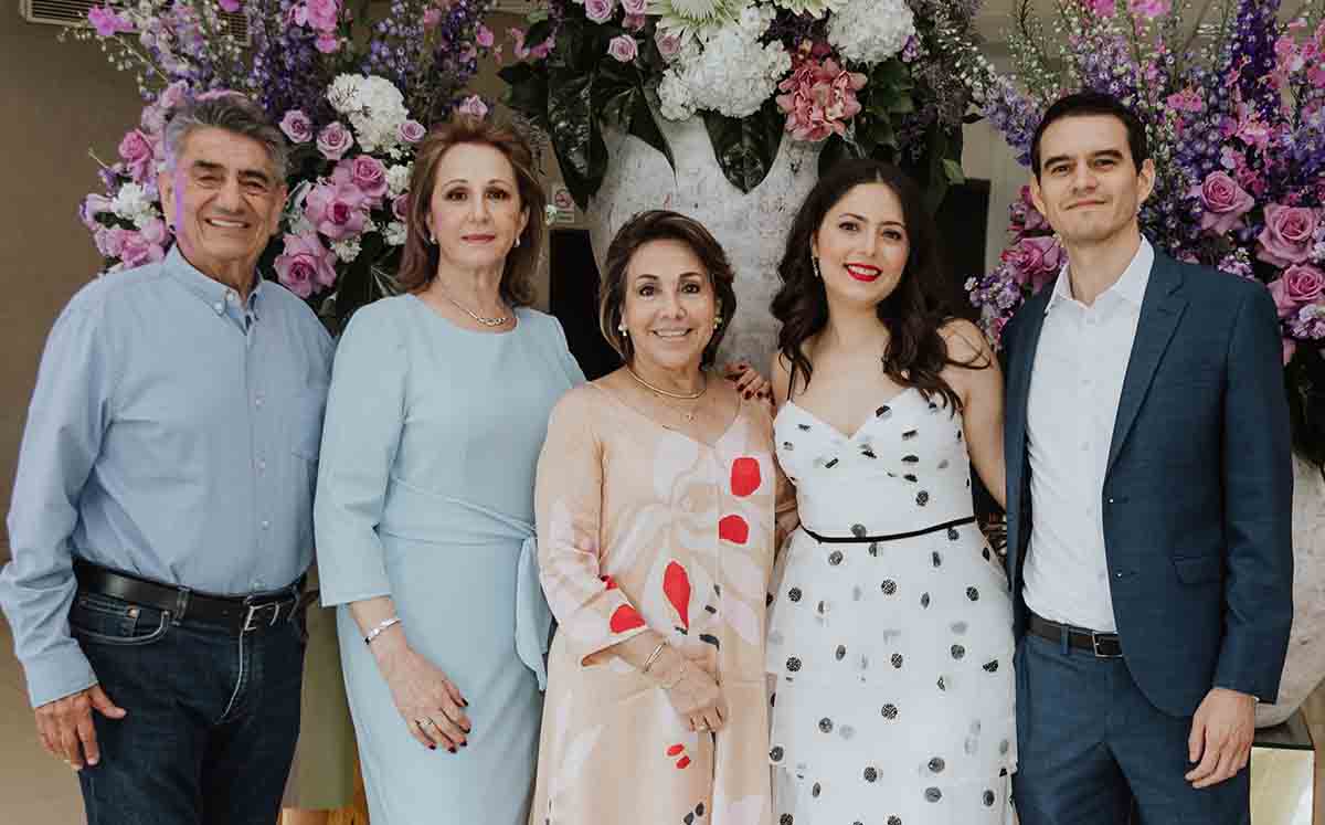 LUCÍA SALAZAR JUNTO A SUS INVITADOS