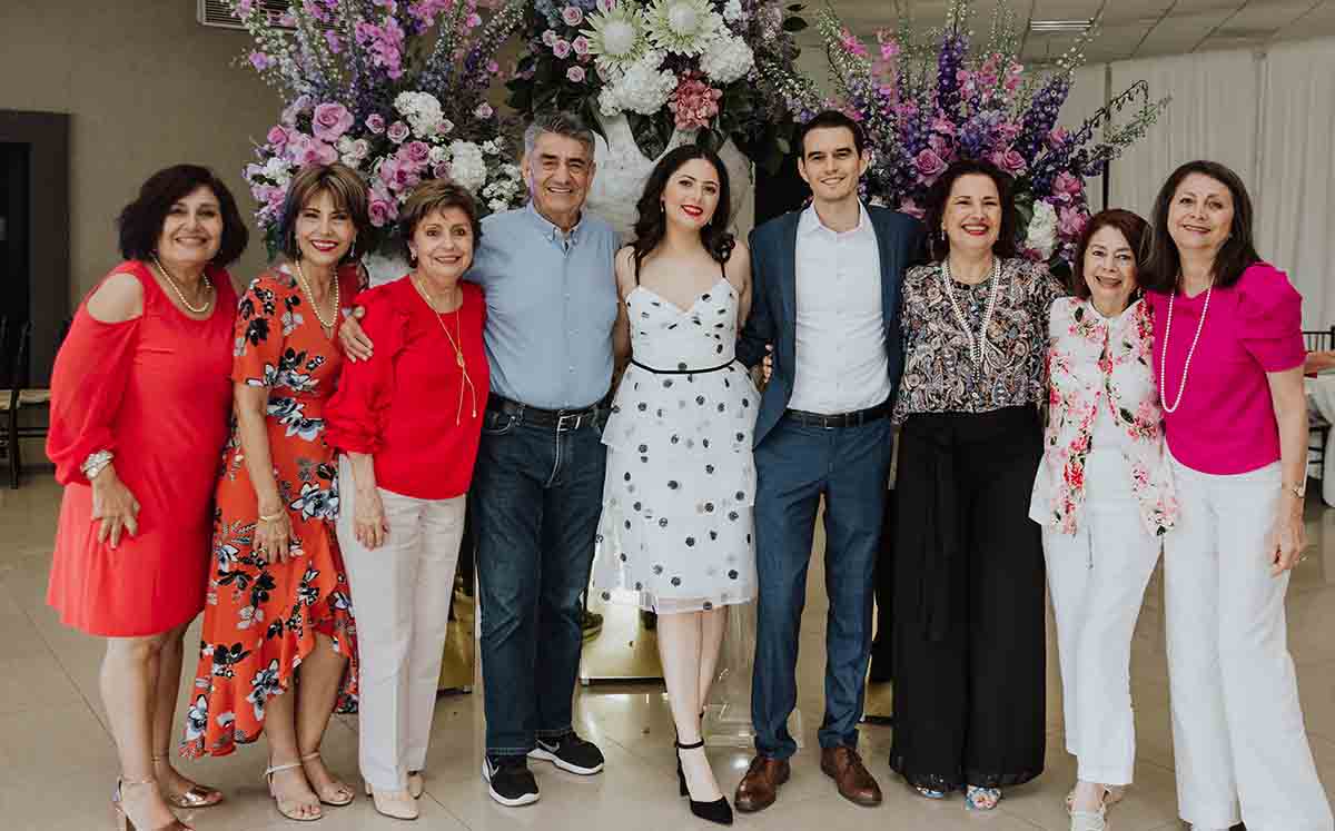 LUCÍA SALAZAR JUNTO A SUS INVITADOS