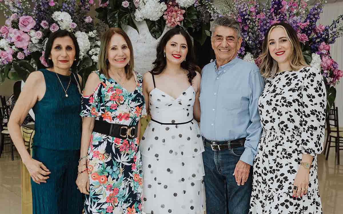 LUCÍA SALAZAR JUNTO A SUS INVITADOS