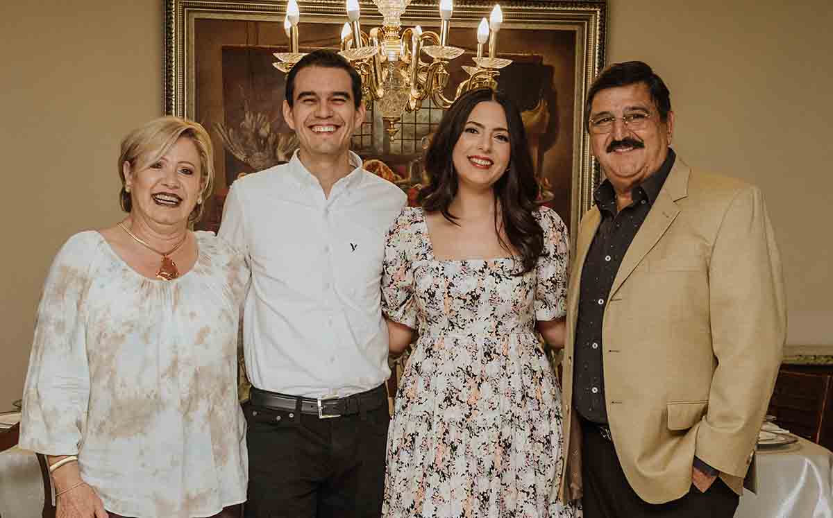 LOS PROMETIDOS JUNTO A INVITADOS