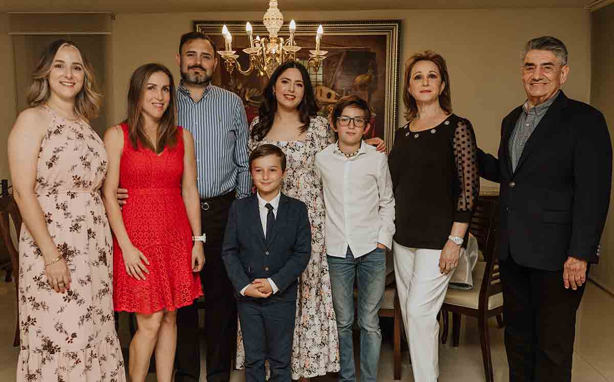 LOS PROMETIDOS JUNTO A INVITADOS
