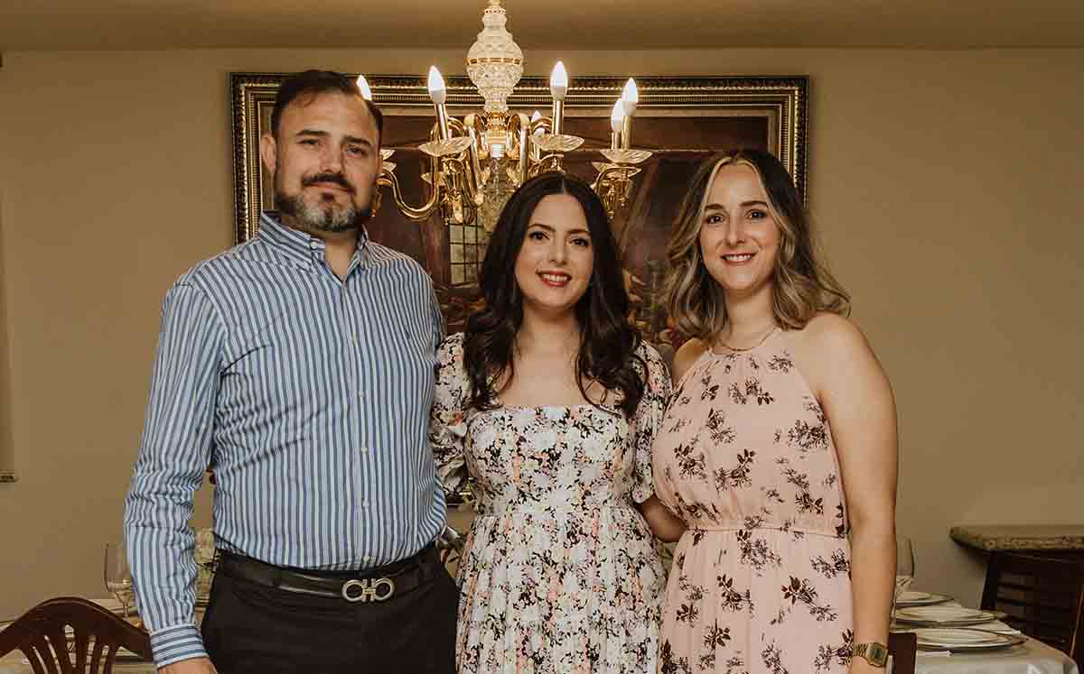 LOS PROMETIDOS JUNTO A INVITADOS