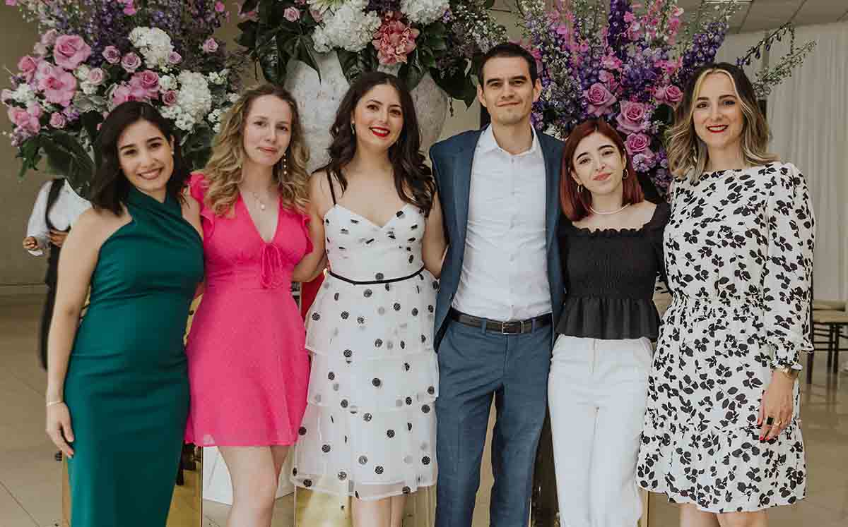 LUCÍA SALAZAR JUNTO A SUS INVITADOS