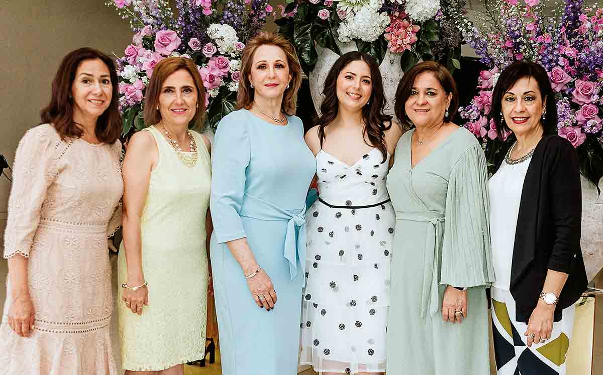 LUCÍA SALAZAR JUNTO A SUS INVITADOS