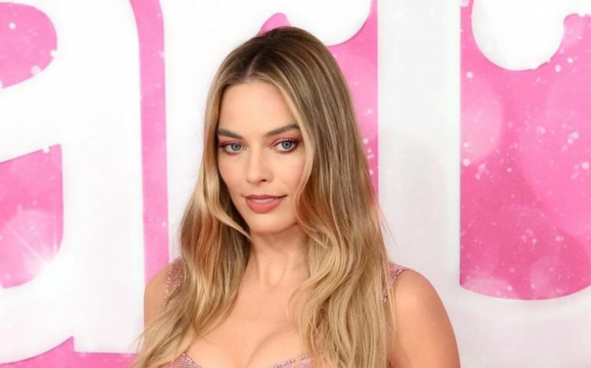 Margot Robbie le rinde tributo a Barbie con el vestido metálico (Instagram)