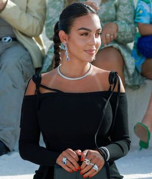 Cómo llevar un vestido negro a una boda: los mejores tips para imponer elegancia: Instagram