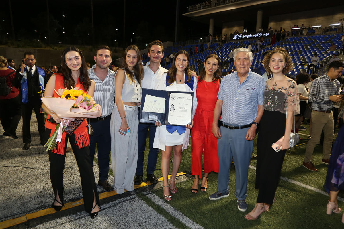 Gabriela Zertuche, Daniel Guajardo, Ana Caty Cantú, José Enrique Rodarte, Paulina Cantú, Blanca de Cantú, Manuel Díaz y Balbina Cantú